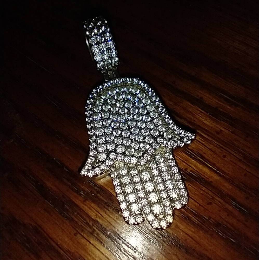 GLD Shop hamsa pendant